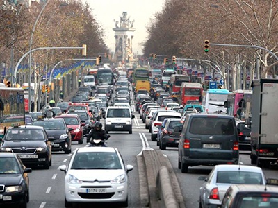 Barcelona le declaró la guerra a los autos contaminantes